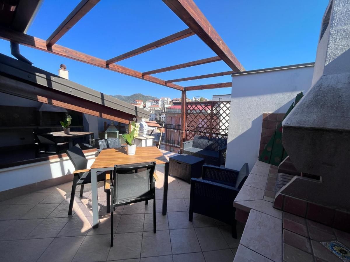 Ferienwohnung Mansarda In Centro Capri Leone Exterior foto