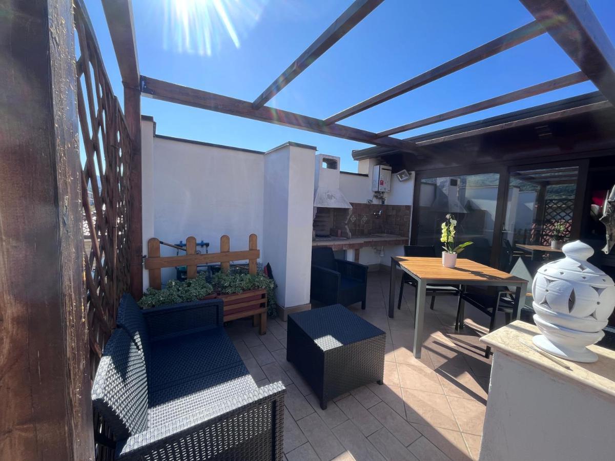 Ferienwohnung Mansarda In Centro Capri Leone Exterior foto